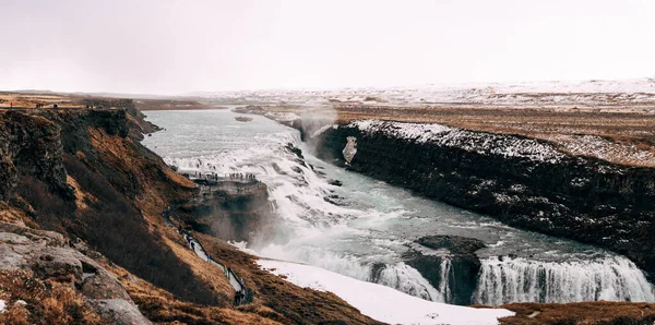Güney İzlanda 'daki Büyük Şelale Gulfoss, altın yüzükle. Gözlem güvertesinde turistler.