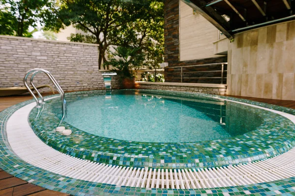A piscina azul-turquesa oval na villa . — Fotografia de Stock