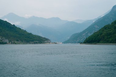 Karadağ 'ın Kotor Körfezi' ndeki Verige Boğazı, Perast kentinin arka planına karşı.
