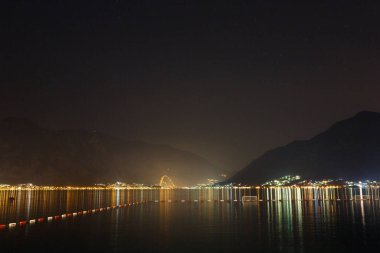 Karadağ 'da gece Kotor Körfezi' nin ışıkları.