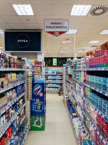 Budva, Czarnogóra - 05 czerwiec 2020: Wnętrze supermarketu MEGA, półki z towarami w dziale chemii gospodarczej. — Zdjęcie stockowe