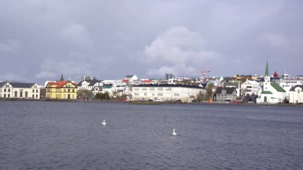 Edifícios na margem do Lago Tjodnin, em Reykjavik, a capital da Islândia . — Vídeo de Stock