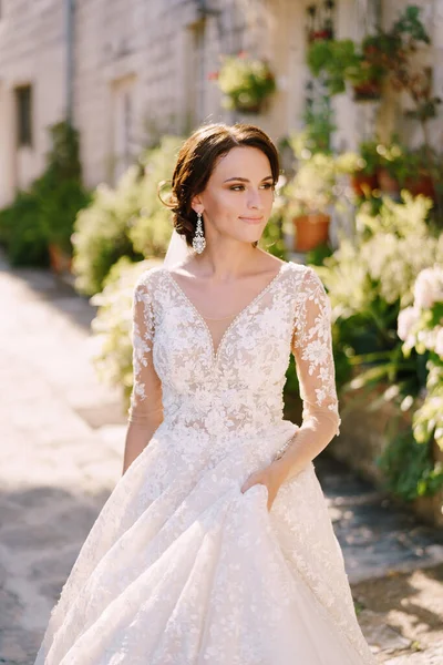 Foto de casamento de arte em Montenegro, Perast. Retrato de uma noiva em um vestido branco com renda em uma rua velha . — Fotografia de Stock