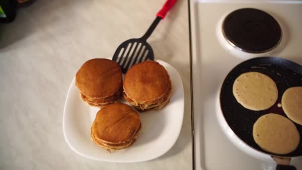 Ein Stapel Pfannkuchen und geröstete Pfannkuchen in einer Pfanne. — Stockvideo