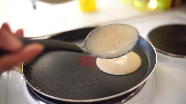 프라이팬에 팬케이크 반죽을 붓는 여자 요리사 — 비디오
