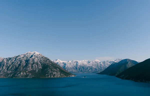 从黑山科托湾的Perast和Risan地区的山上俯瞰全景。冬季白雪覆盖的山峰和海湾蓝色的海水. — 图库照片