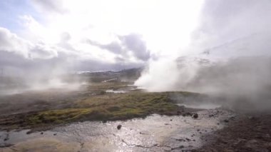 İzlanda 'nın güneybatısındaki Gayzer Vadisi. Meşhur turist eğlencesi Gaysir. Jeotermal bölge Haukadalur. Laugarfjall tepesinin yamaçlarında Strokkur gayzerleri.
