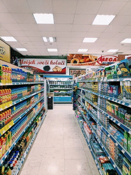 Budva, Karadağ - 05 Haziran 2020: MEGA süpermarketinin içi. Meyve suyu ve ev işleri bölümü.. 