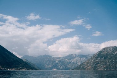 Karadağ 'daki Kotor Körfezi. Dağların eteğinde deniz suyu.