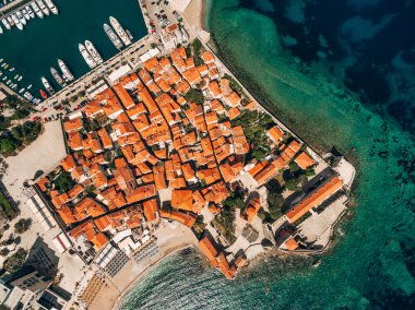 İnsansız hava aracı fotoğrafı - Eski Budva Kasabası, Karadağ. Üst alt görünüm