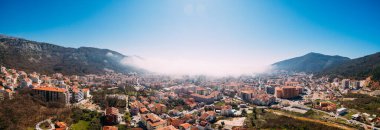 Karadağ 'ın Budva kentine denizden beyaz sis geliyor.
