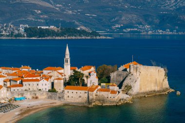 Eski Budva kasabası, mavi deniz ve dağlar..