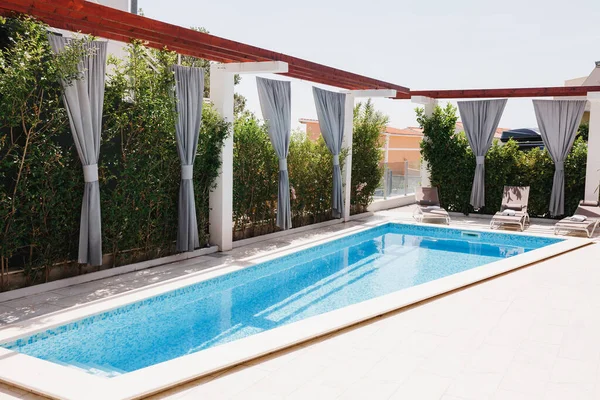 Una piscina rectangular en la villa . — Foto de Stock