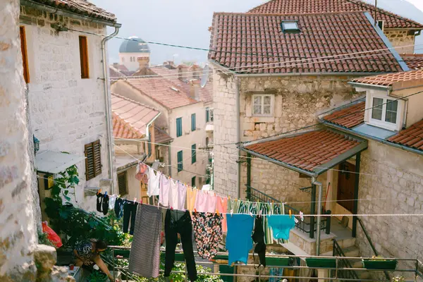 La ropa se seca en una cuerda, entre edificios en el casco antiguo de Kotor, Montenegro . — Foto de Stock
