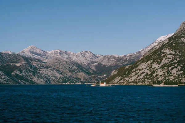 The island of St. George and the Island of Gospa od Skrpela in Kotor Bay, near Perast, Montenegro, against the backdrop of snow-capped mountains in winter. — Stock Photo, Image