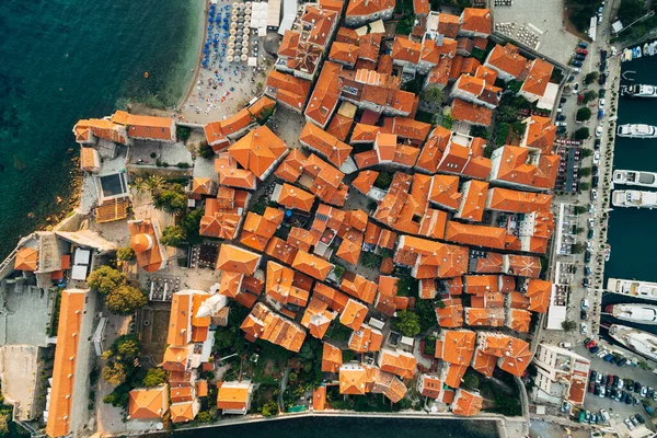 Foto udara dari drone - Old Town Budva, Montenegro. Tampilan bawah — Stok Foto