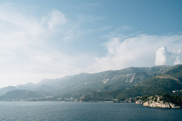 Вид с моря на побережье Будва, Бечичи и Рафаилович, в Черногории
.