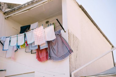 Mutfak havluları balkonda kurumuş..