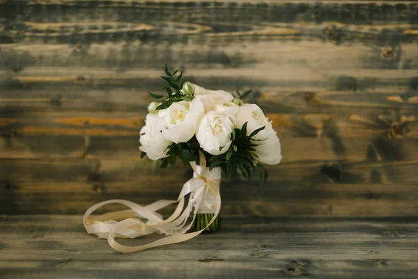 Ramo nupcial de peonías con cintas blancas . —  Fotos de Stock