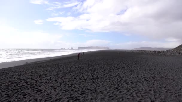 Islândia paisagem, popular marco Black Sand Beach em Vik, Islândia — Vídeo de Stock