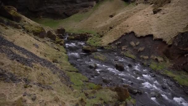 Grunt snabbt berg flod, i en farlig ravin mellan bergen på Island. — Stockvideo