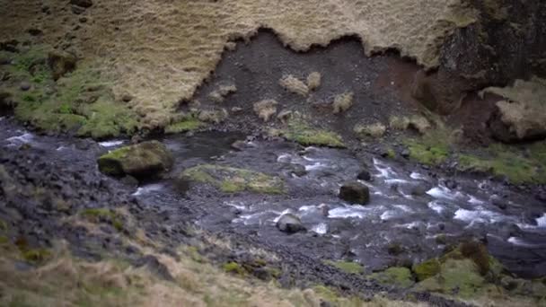浅浅的高山河流，在冰岛山脉之间的一个危险的峡谷中. — 图库视频影像
