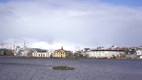 Épületek a Tjodnin-tó partján, Reykjavikban, Izland fővárosában. — Stock videók