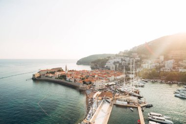 Karadağ 'ın eski Budva kentinde gün batımı.