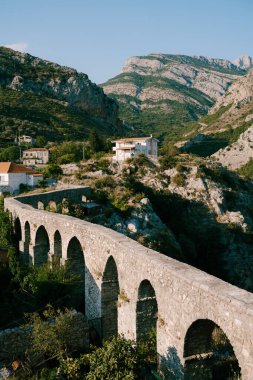 17. ve 18. yüzyılların uzun 70 metrelik su kemeri Karadağ 'ın Eski Bar kentinin dışındaki Tatarowitz kalesine bitişik.