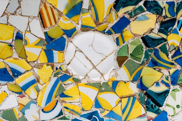 Primer plano Mosaico Antonio Gaudí en el Parque Güell, Barcelona —  Fotos de Stock