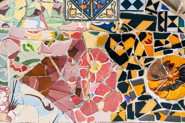 Primer plano Mosaico Antonio Gaudí en el Parque Güell, Barcelona —  Fotos de Stock