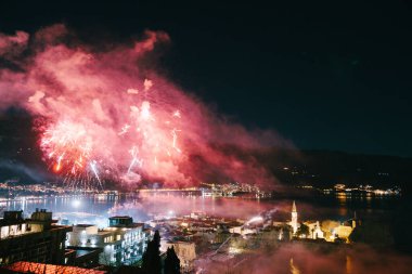 Karadağ 'ın eski Budva kenti üzerinde gece gökyüzünde yeni yıl kutlamaları.