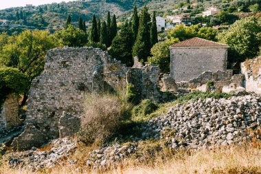 Eski Bar Karadağ 'daki eski binaların kalıntıları.