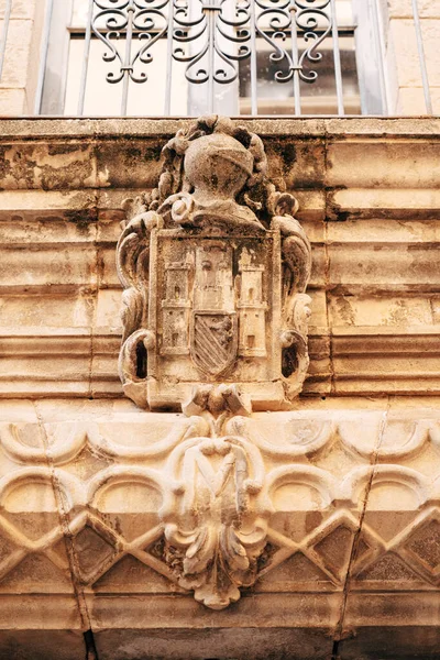 Bajorrelieves de piedra sobre la puerta principal. Brazos de diferentes regiones de España, en el pueblo español - Poble Espanyol —  Fotos de Stock