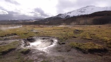 İzlanda 'nın güneybatısındaki Gayzer Vadisi. Meşhur turist eğlencesi Gaysir. Jeotermal bölge Haukadalur. Laugarfjall tepesinin yamaçlarında Strokkur gayzerleri.