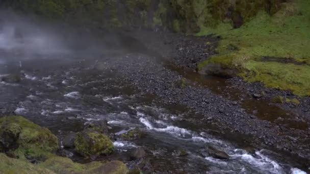 Cachoeira Kvernufoss no sul da Islândia, em um anel dourado . — Vídeo de Stock