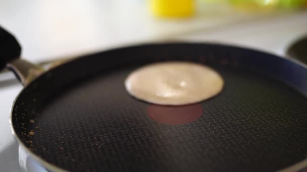 프라이팬에 팬케이크 반죽을 붓는 여자 요리사 — 비디오