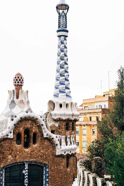 Centrální vchod do parku Guell v Barceloně. Perníkové domky. Pravý dům s dlouhou věží — Stock fotografie