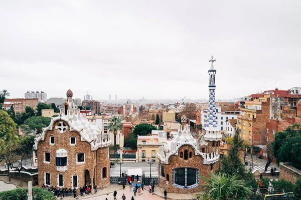 Barcelona, Španělsko - 15. prosince 2019: Centrální vchod do parku Guell v Barceloně. Perníkové chalupy. — Stock fotografie