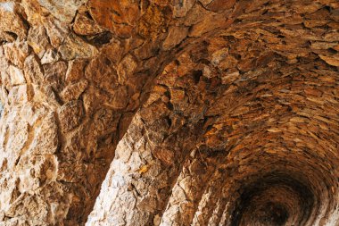 Park Guell, Barselona, İspanya 'da yürüyüş sokakları.