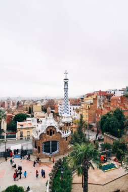 Barcelona, İspanya - 15 Aralık 2019: Park Guell, Barcelona 'daki Carmel Hill' de bulunan ve Antoni Gaudi tarafından tasarlanan bahçeler, mozaikler ve mimari öğelerden oluşan bir parktır.