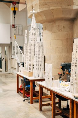 Barselona, İspanya - 15 Aralık 2019: Sagrada Familia 'da mimarlık atölyesi. Resimli masaüstleri ve kağıt hamuru.