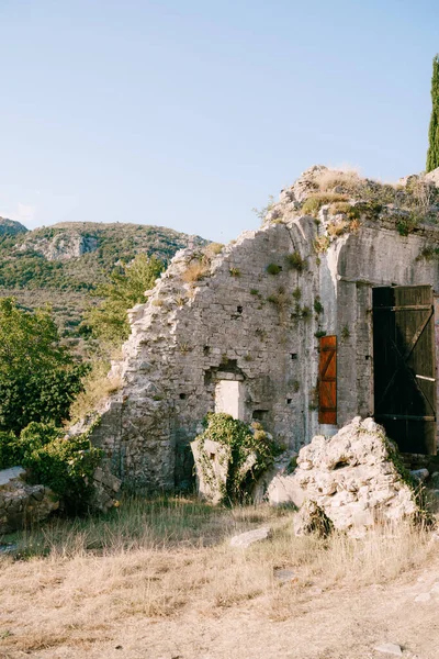 As ruínas de edifícios antigos em Old Bar Montenegro . — Fotografia de Stock