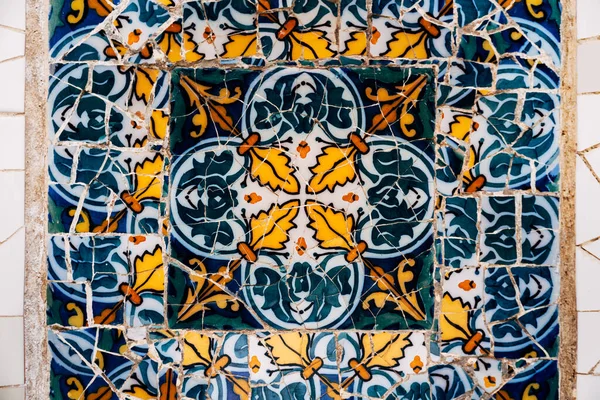 Primer plano Mosaico Antonio Gaudí en el Parque Güell, Barcelona — Foto de Stock