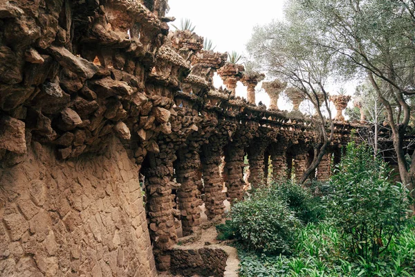 Sétáló utcák a Park Güell, Barcelona, Spanyolország. — Stock Fotó