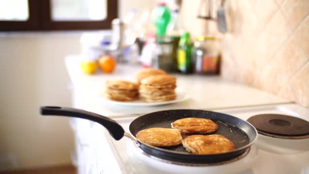 Close-up van drie gouden roodbruine pannenkoeken in een koekenpan, licht witte stoom. — Stockvideo