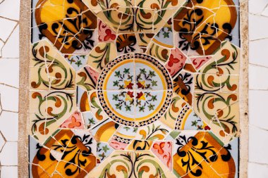 Yakın plan Mozaik Antonio Gaudi Park Guell, Barcelona 'da