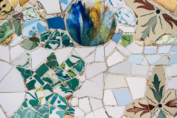 Närbild Mosaic Antonio Gaudi i Park Guell, Barcelona — Stockfoto