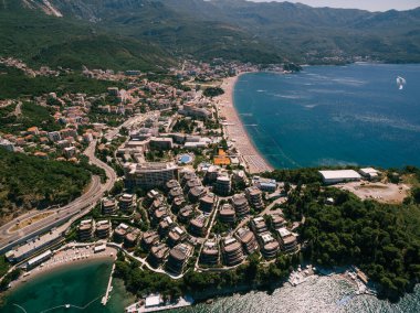 Budva, Karadağ - 07 Haziran 2020: Budva, Karadağ 'daki Dukley Gardens kompleksi. Hava aracı görüntüsü.