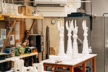 Barselona, İspanya - 15 Aralık 2019: Sagrada Familia 'da mimarlık atölyesi. Resimli masaüstleri ve kağıt hamuru.